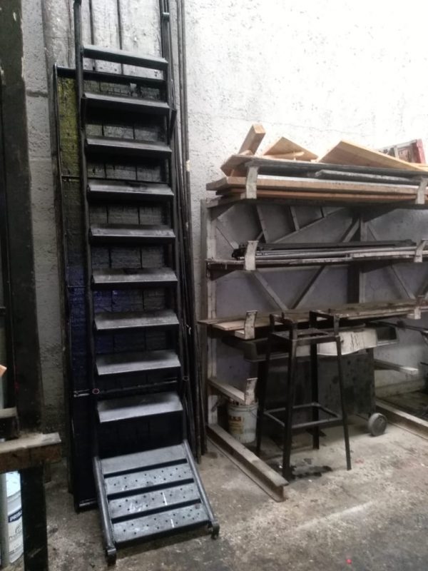 ESCALERA INTERNA CON BARANDAL